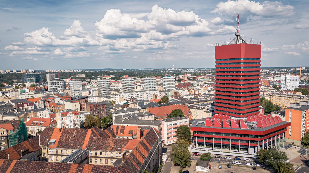 Mieli skoczyć ze spadochronami z budynku Collegium Altum. Jest stanowisko uczelni