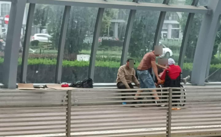 Ławki na przystanku PST wciąż są okupowane. "Ktoś z tym towarzystwem zrobi kiedyś porządek?"