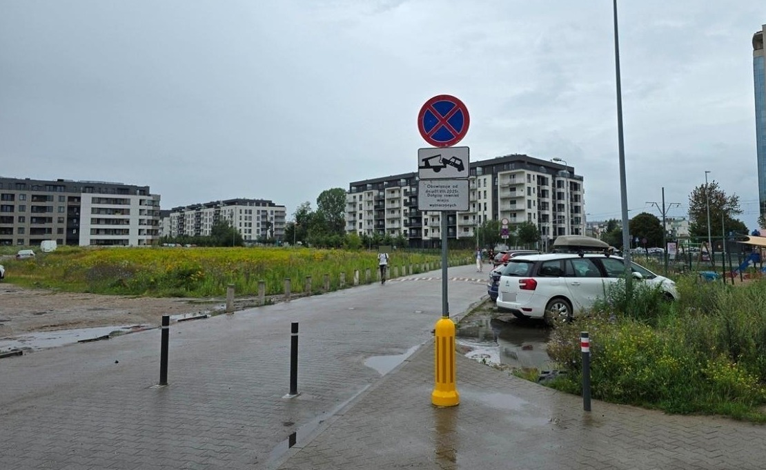 Koniec z parkingową samowolką w tym miejscu. Pojawił się znak