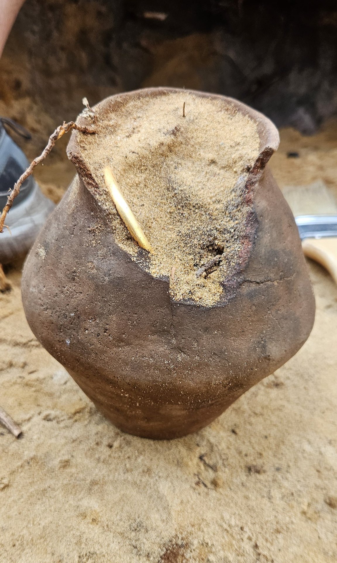 Poszukiwacze skarbów zdradzają, co jest w jednym z odnalezionych garnków