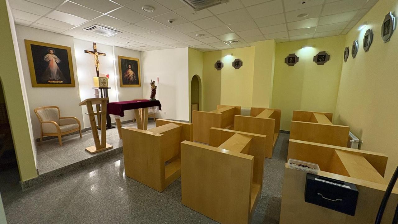 Tu na lotnisku można się pomodlić. "Zdarzyło się, iż przyszli do kaplicy muzułmanie"