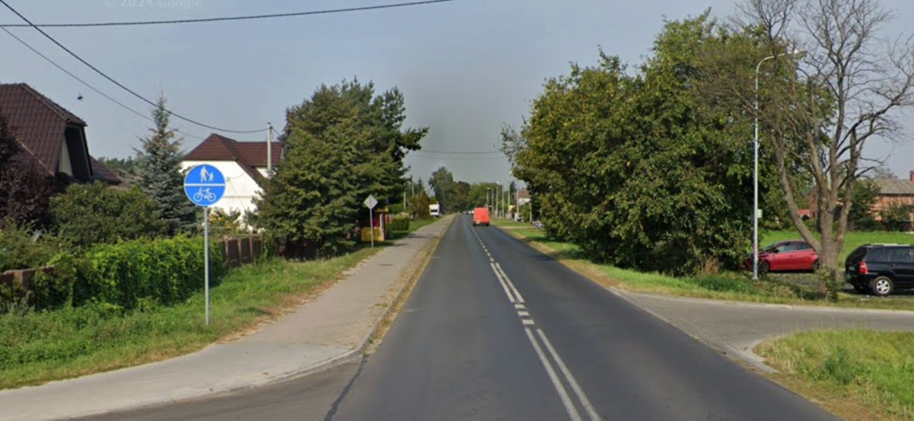 Poważny wypadek na południu regionu. Rowerzysta uderzony w trakcie jazdy drzwiami auta wpadł pod nadjeżdżającego busa