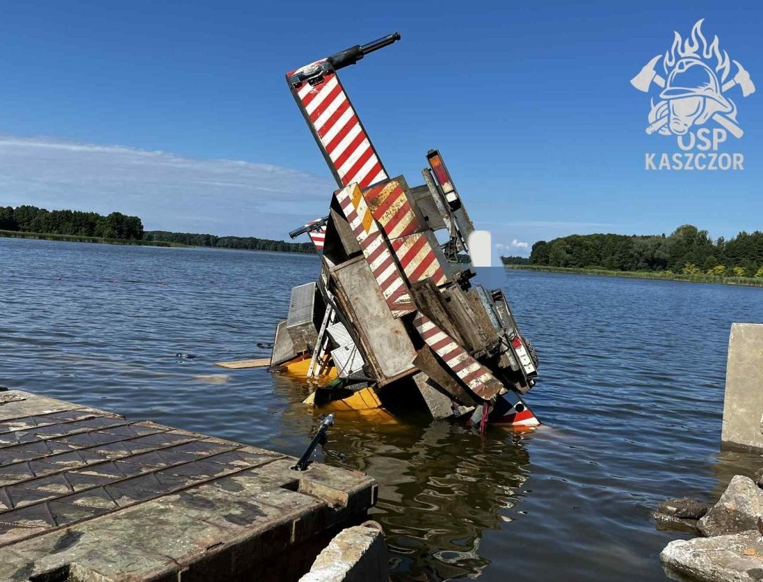 Wypadek nad jeziorem w regionie. Dźwig wpadł do wody