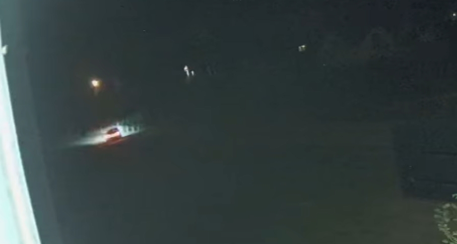 "Wprowadzał auto w poślizg na mokrej nawierzchni". Szukają kierowcy, który zniszczył szkolne boisko w regionie