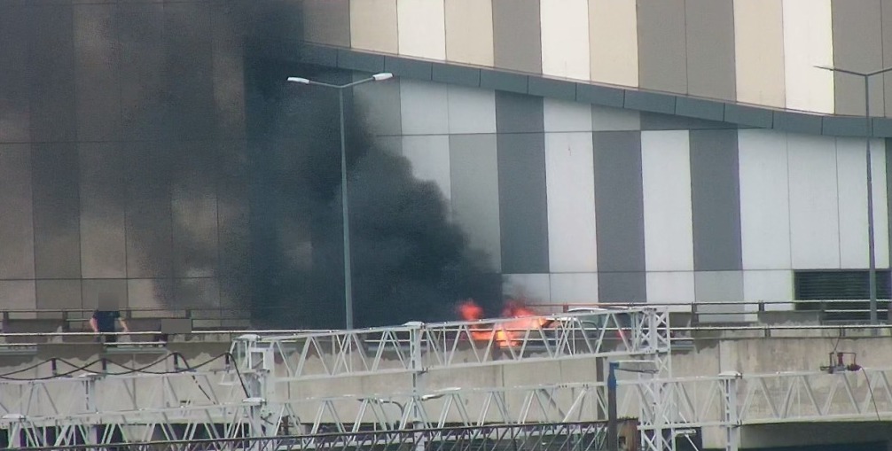 Pożar auta na wjeździe do poznańskiego centrum handlowego