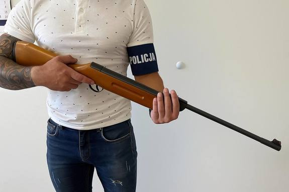 Uszkodził kamery i włamał się do baraku w regionie. Już wiadomo, kto zabrał wiatrówkę