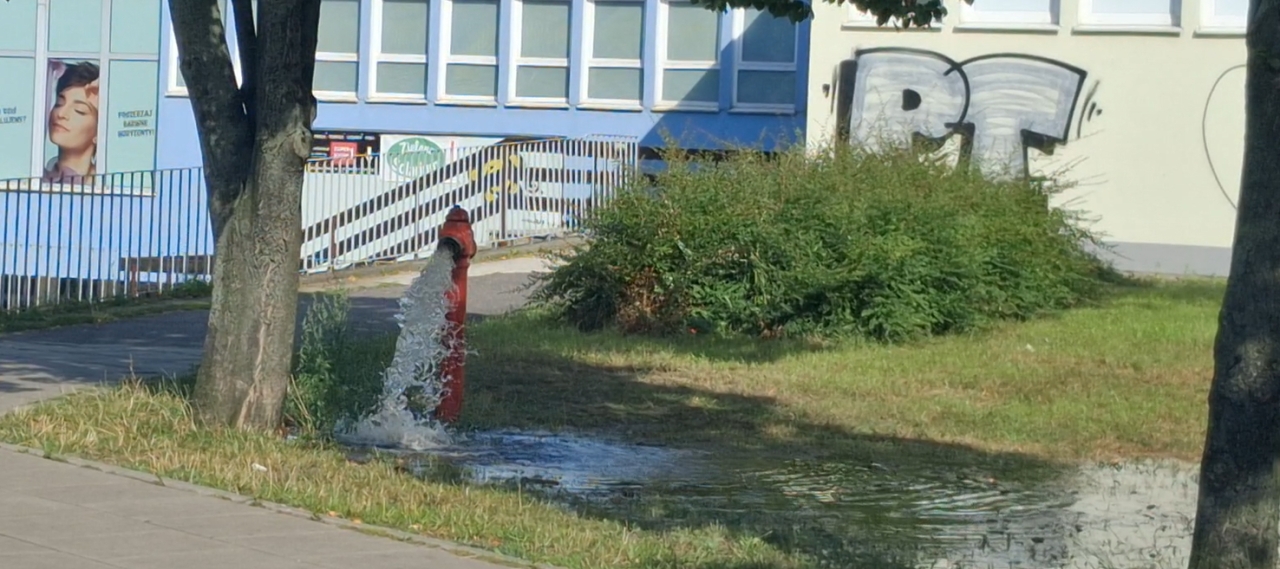 Awaria wodociągowa na poznańskim osiedlu! Leje się woda