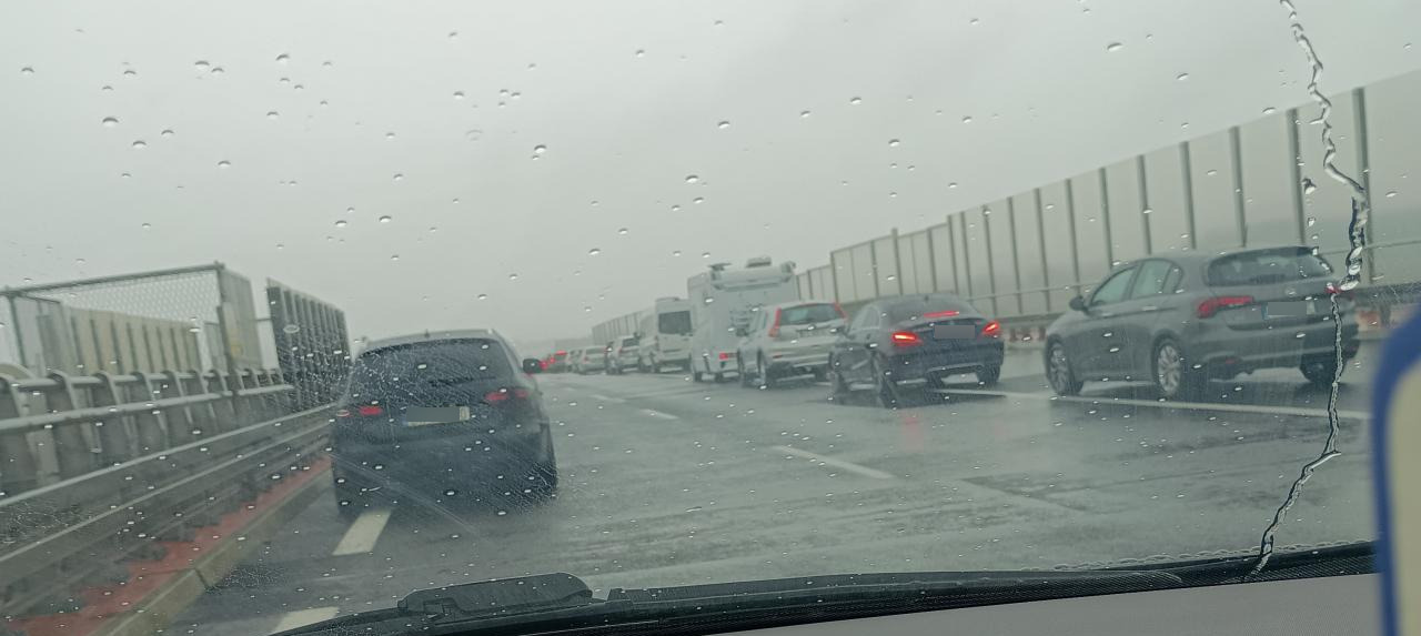 Zderzenie trzech pojazdów na S11 pod Poznaniem. Droga jest zablokowana