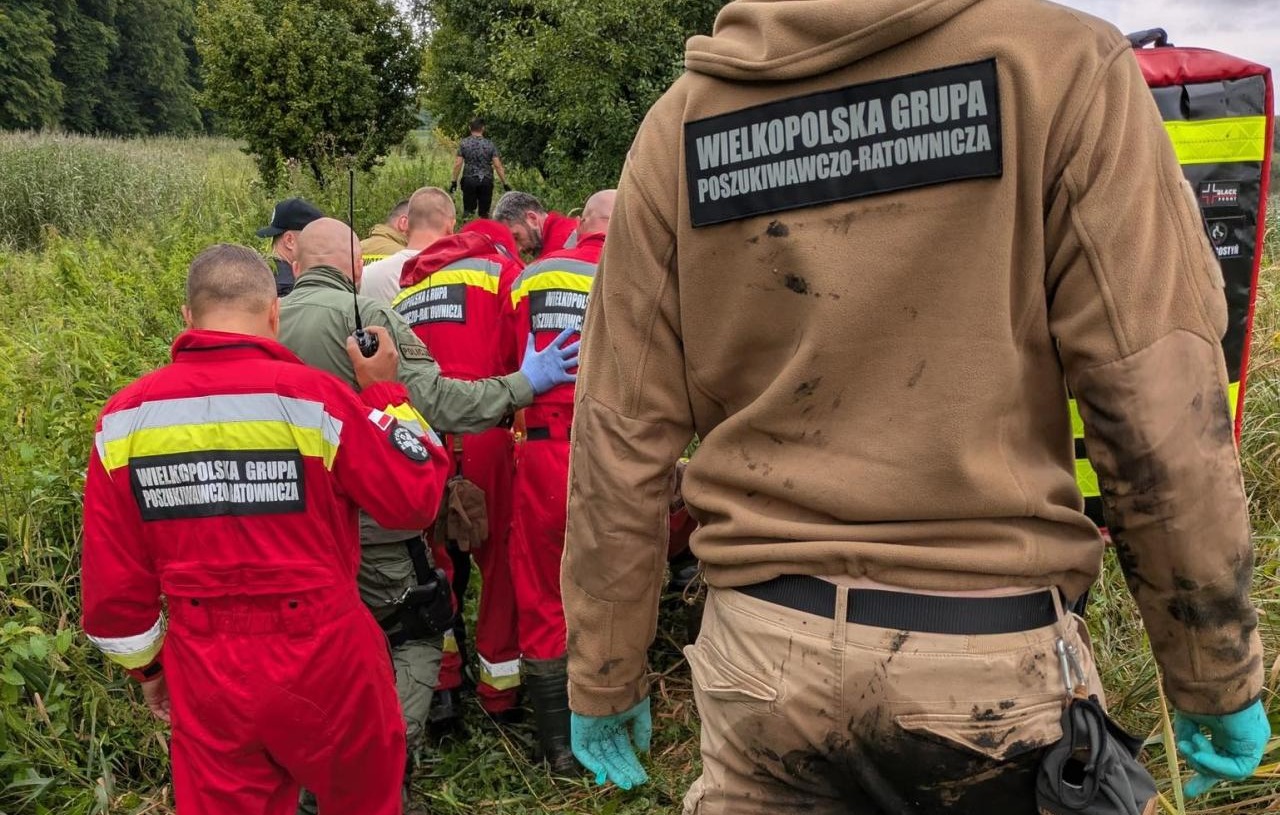 Krok od tragedii w rejonie Zaniemyśla. Zaginionego seniora znaleziono w bagnie, pomógł dron z termowizją