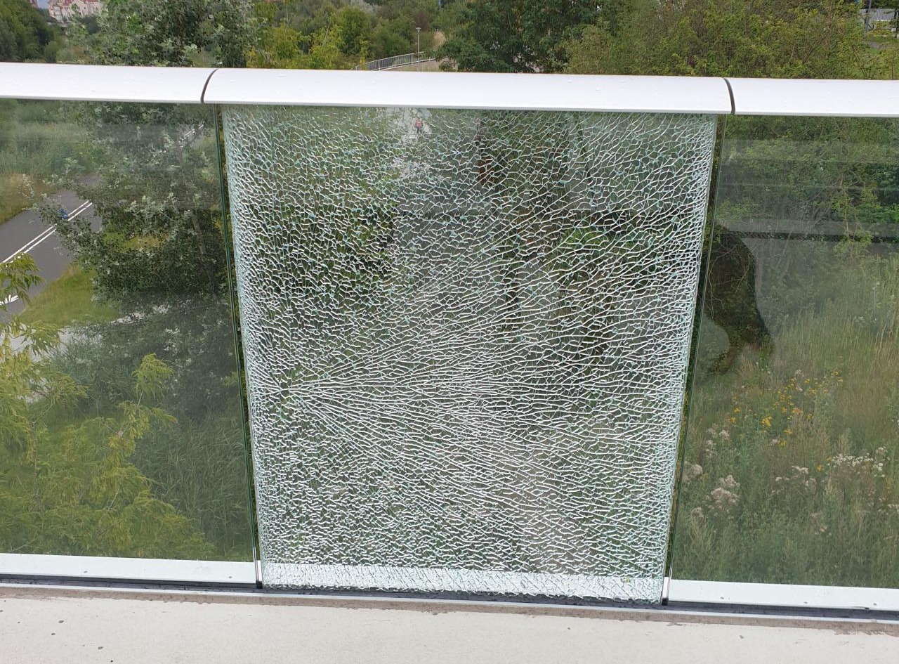 Jedna z szyb w szklanej balustradzie mostów Berdychowskich uszkodzona