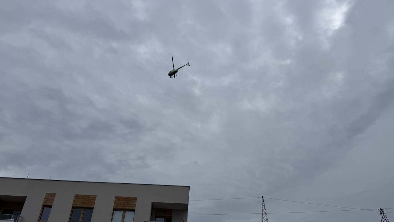 Helikopter "kręci kółka" nad Poznaniem