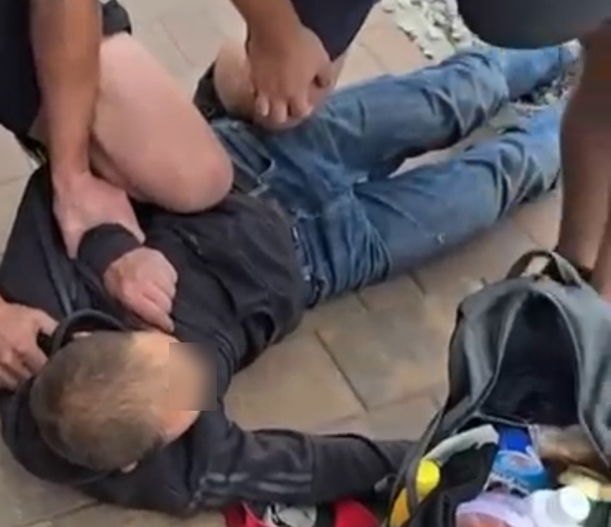 Błyskawiczna akcja w galerii w regionie. Jeden z klientów został obezwładniony