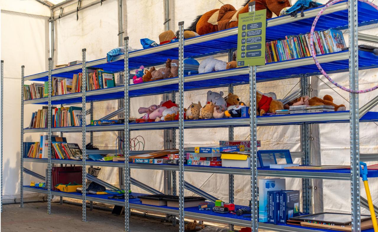 Zachęcają do dawania rzeczom drugiego życia. Sporo przedmiotów na półkach czeka na nowych właścicieli!