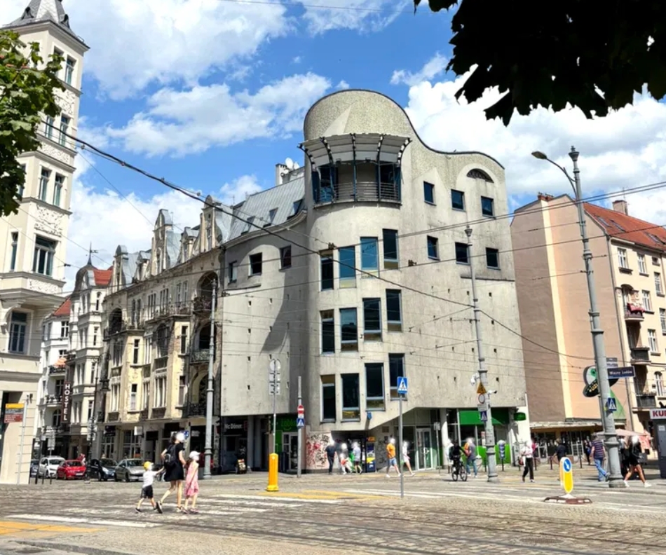 Charakterystyczna kamienica z centrum Poznania wystawiona na sprzedaż. "Wygląda, jakby nie była dokończona."