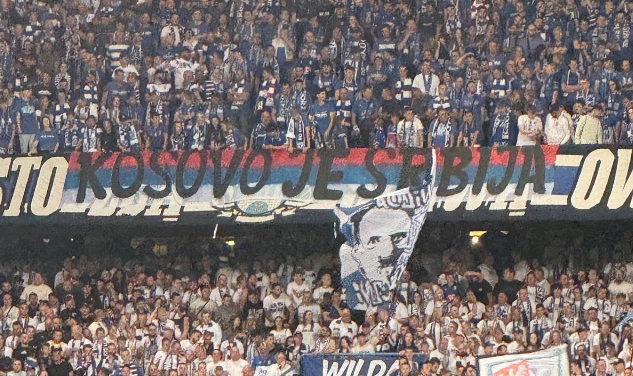 Kontrowersyjny transparent na meczu Lech - Crvena zvezda