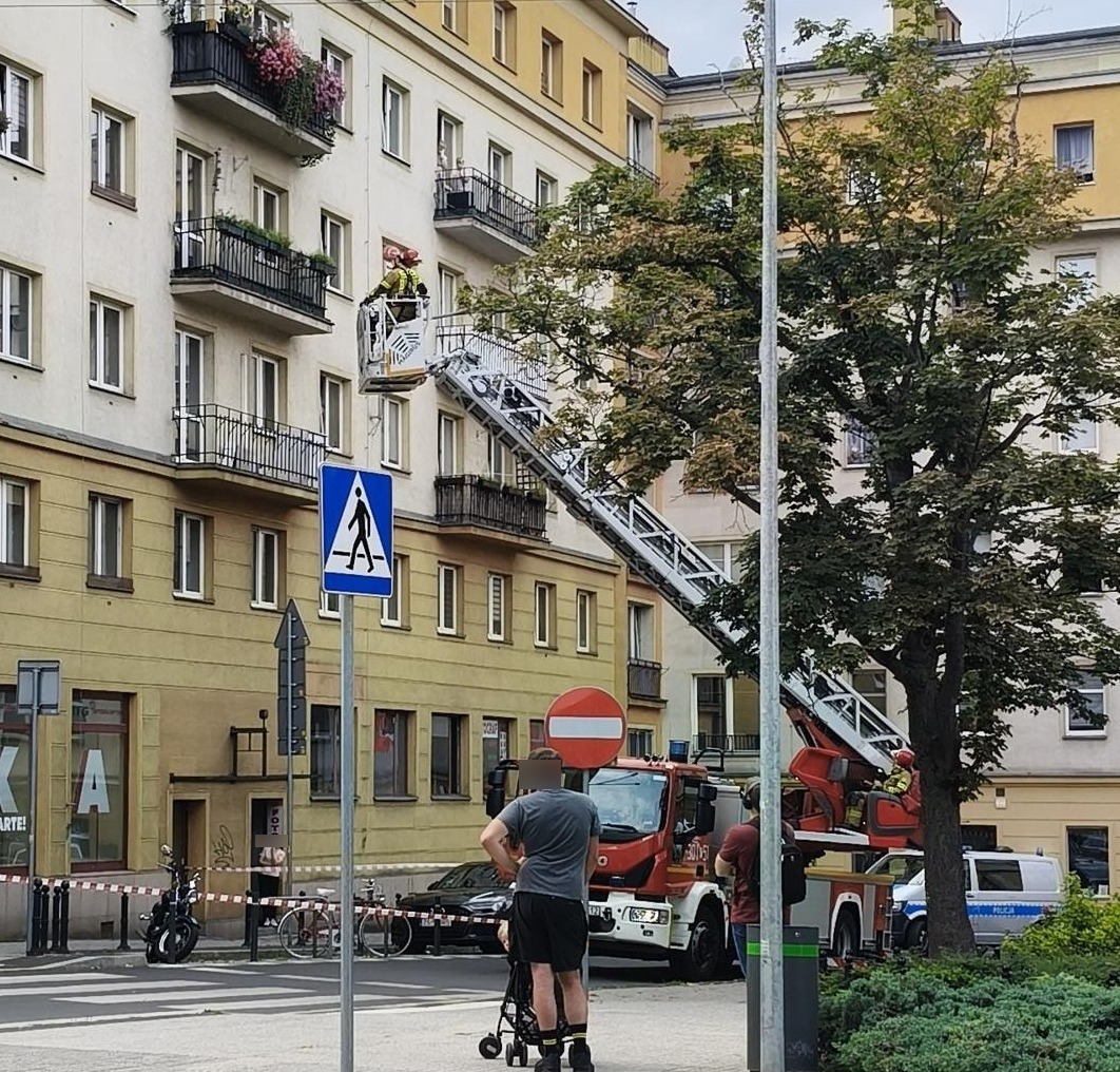 Strażacy otwierali mieszkanie osoby, z którą nie było kontaktu przez dłuższy czas. Na klatce schodowej rozprzestrzeniał się nieprzyjemny zapach