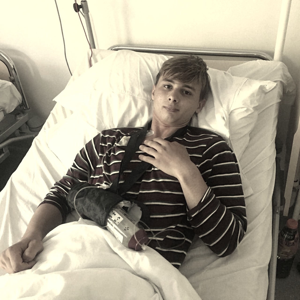 Bartek przegrał nierówną walkę z rakiem. Na pogrzeb przyszło mnóstwo ludzi, przynieśli ze sobą białe róże