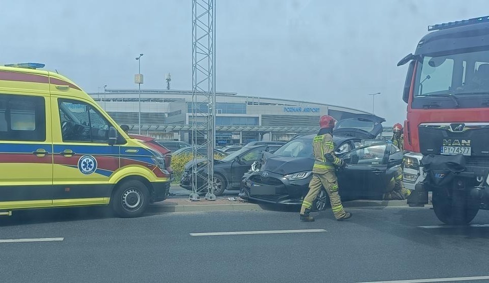 Zderzenie 4 aut na Bukowskiej w Poznaniu. Korki na dojeździe do lotniska!