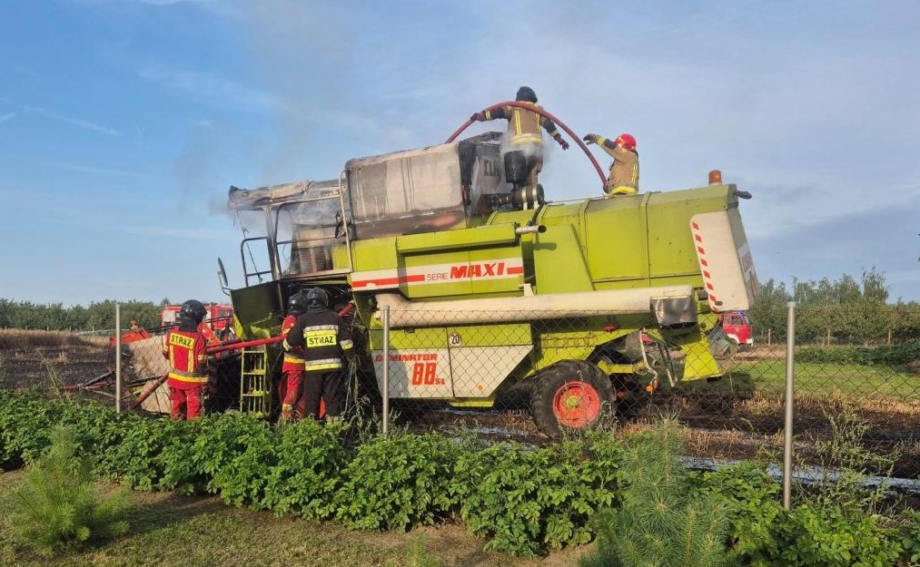 Dwa pożary maszyn rolniczych w jedno popołudnie. Służby apelują o ostrożność