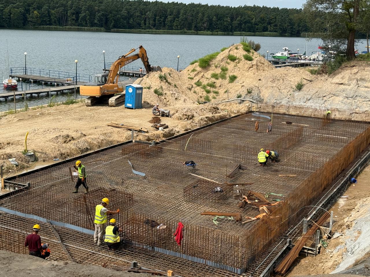 Ogromna inwestycja trwa nad jednym z jezior w naszym regionie. "Wykonawca jest w trakcie budowy budynku"