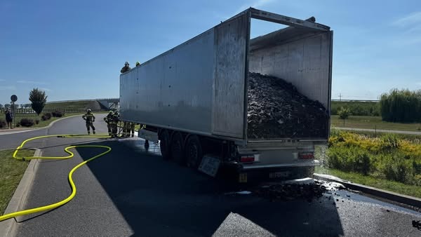Pożar naczepy na Miejscu Obsługi Podróżnych przy drodze ekspresowej