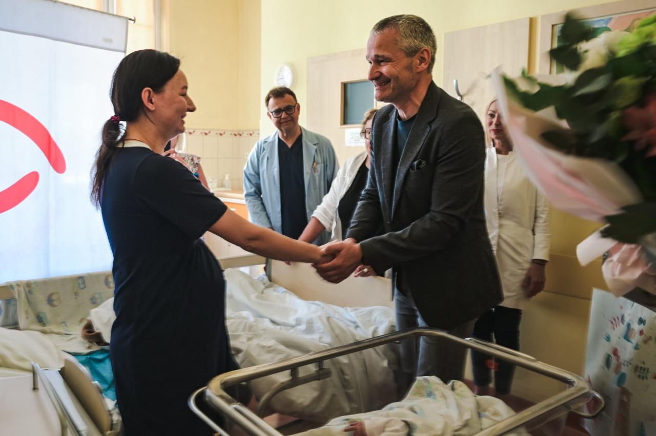 Zastępca prezydenta z gratulacjami w poznańskim szpitalu. Przyszedł tu na świat tysięczny noworodek