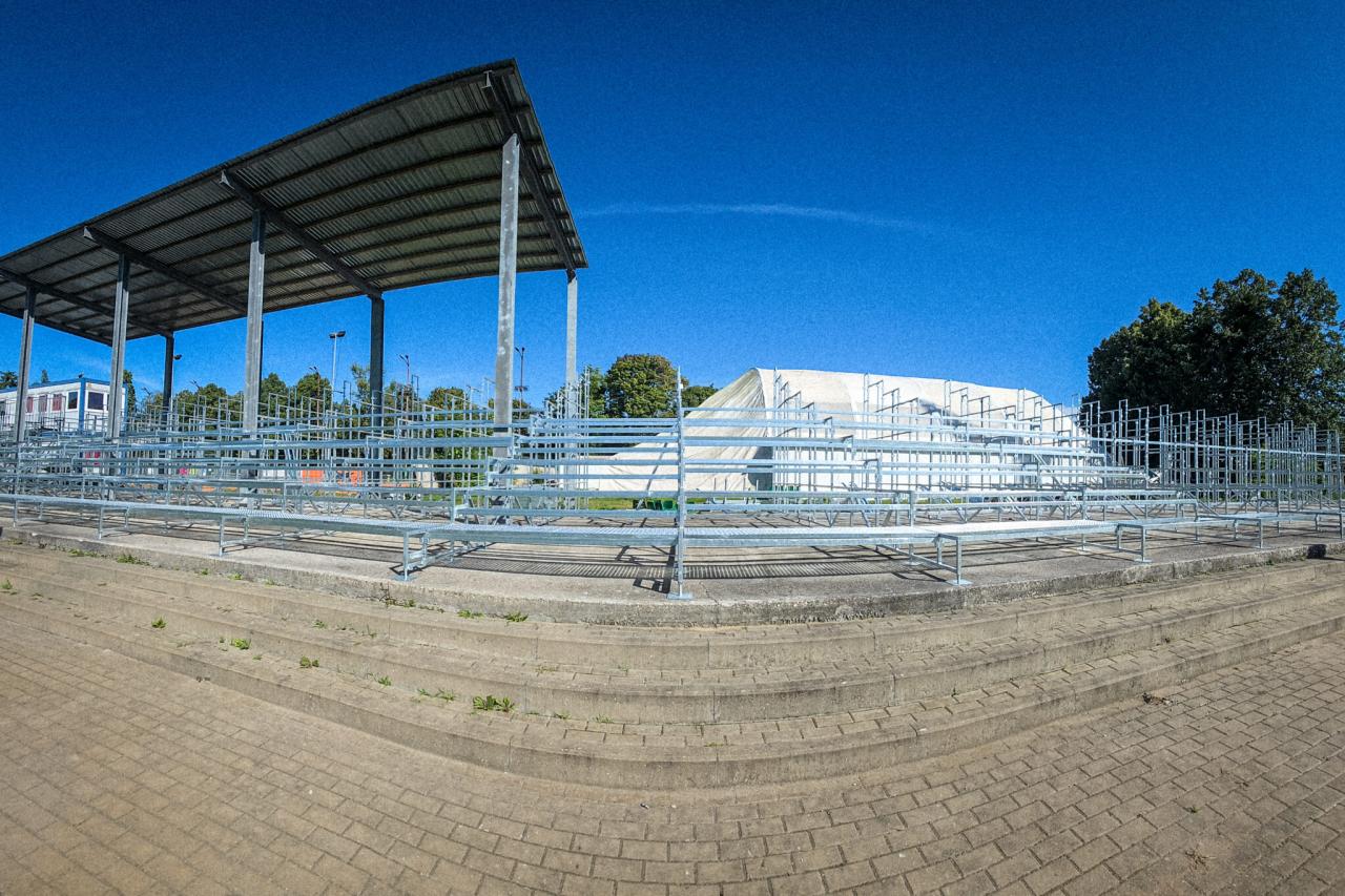 W "Ogródku" trwa montaż trybuny głównej. Warta Walczy o powrót do Poznania