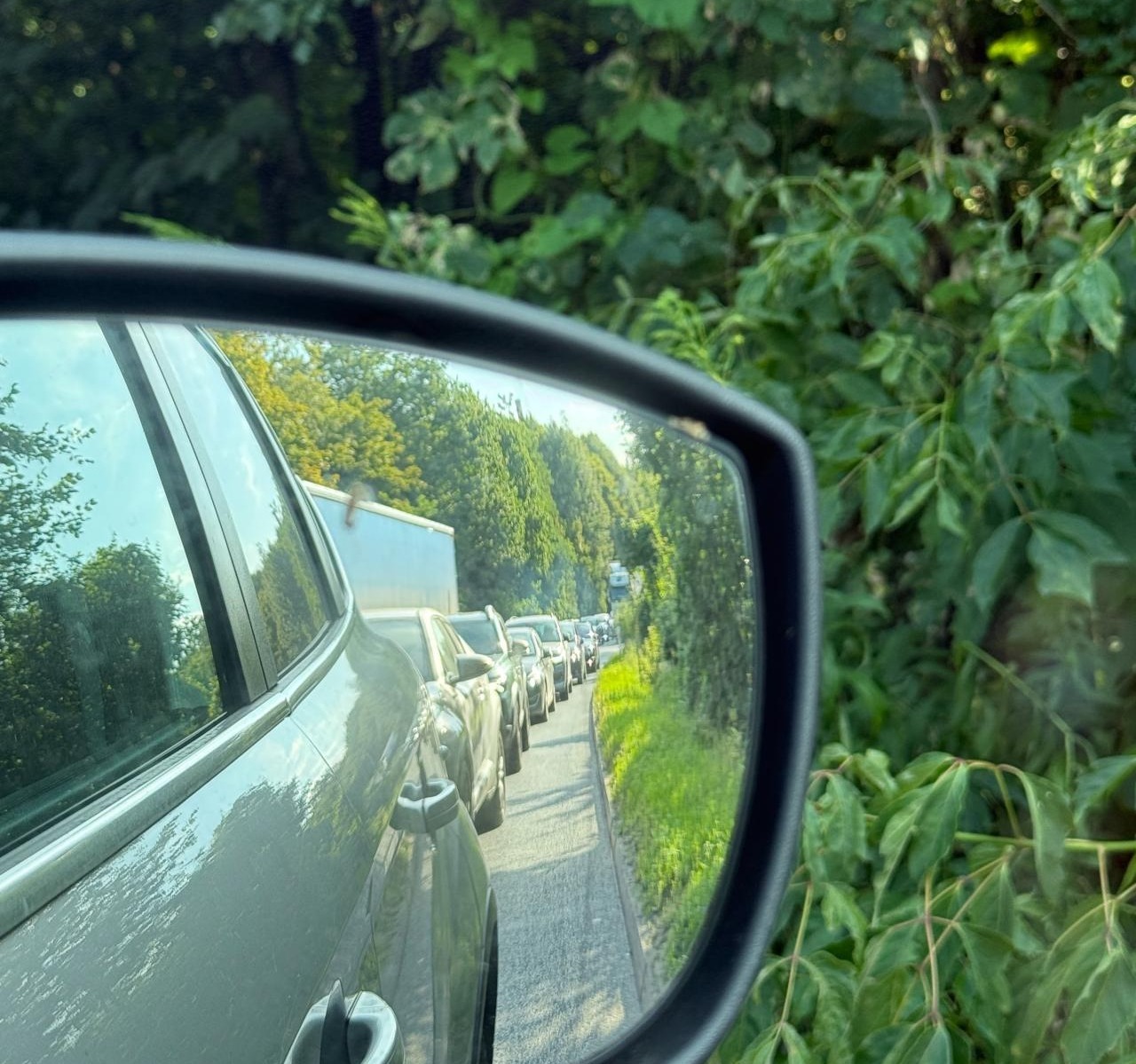 Ogromny korek przed przejazdem kolejowym w mieście. "Kończy się chyba dopiero na Lechickiej"