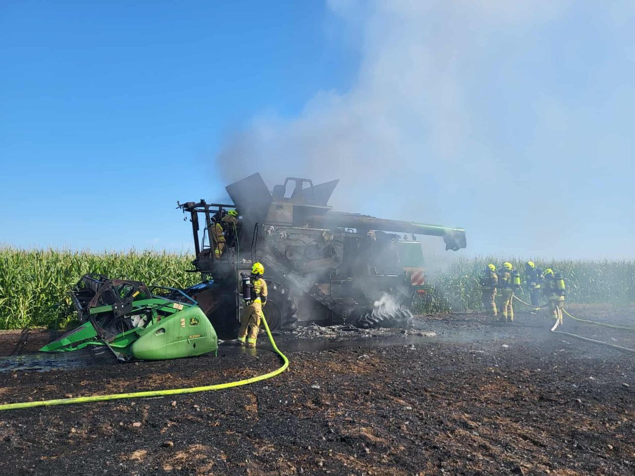 Pożar podczas żniw. Zapalił się kombajn. Ogień rozprzestrzenił się na zboże