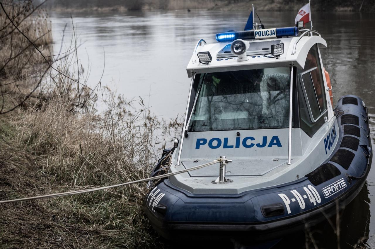 Zwłoki mężczyzny w rzece w regionie. Doszło do zabójstwa?