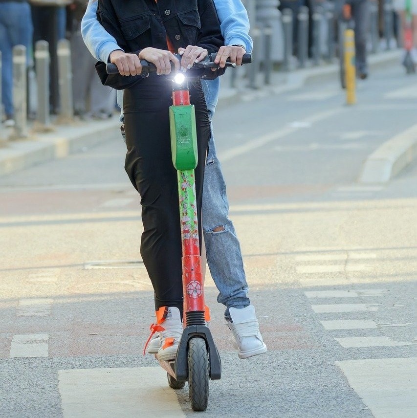 Region. Policja zatrzymała mężczyznę, który przewoził na hulajnodze pasażera