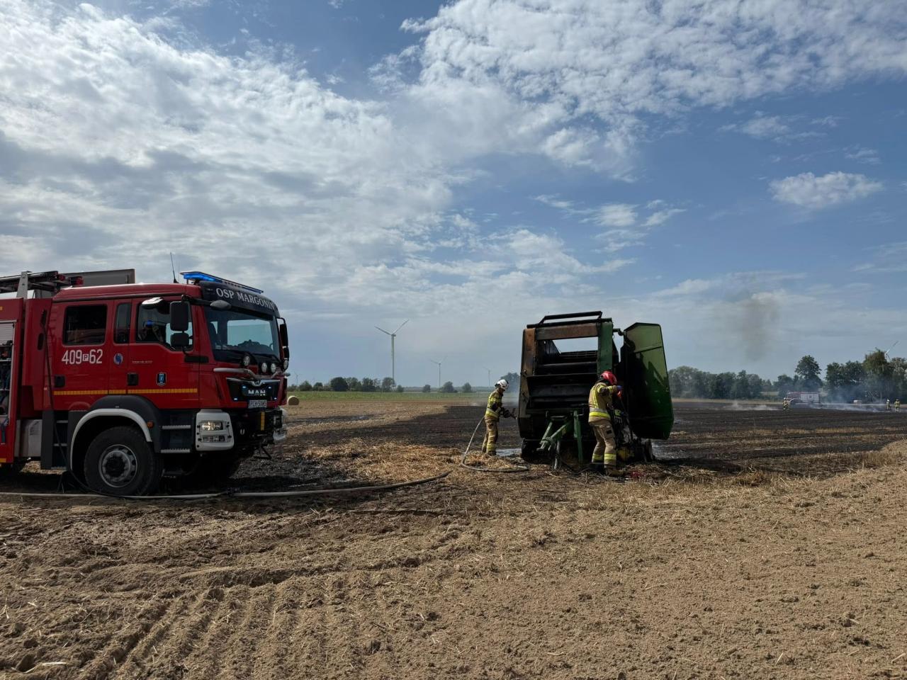 Kolejny pożar maszyny rolniczej i plonów w regionie. Rolnicy ruszyli na pomoc