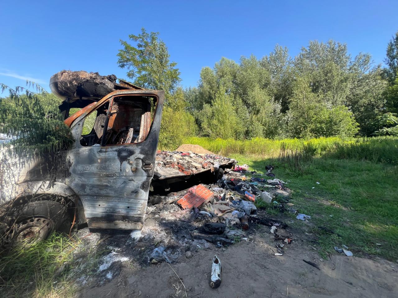 Spalony wrak samochodu porzucony przy poznańskiej ulicy. "Nastolatkowie do niego wchodzą"