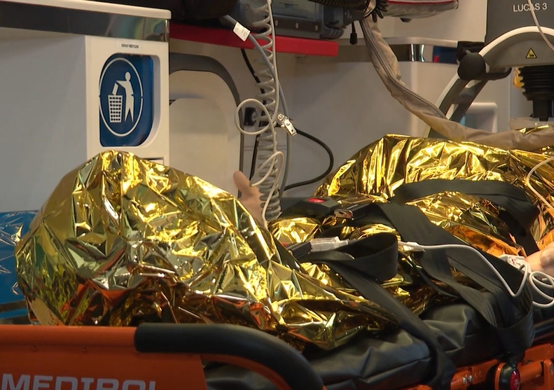 Tragiczny finał interwencji nad jeziorem w regionie. Kobieta zmarła w szpitalu