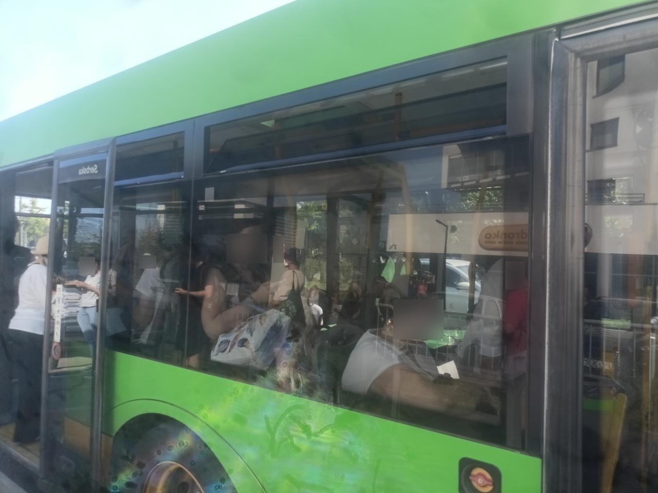 Pasażerowie poirytowani upałami w pojazdach komunikacji miejskiej. "MPK zaprasza do darmowej sauny?"