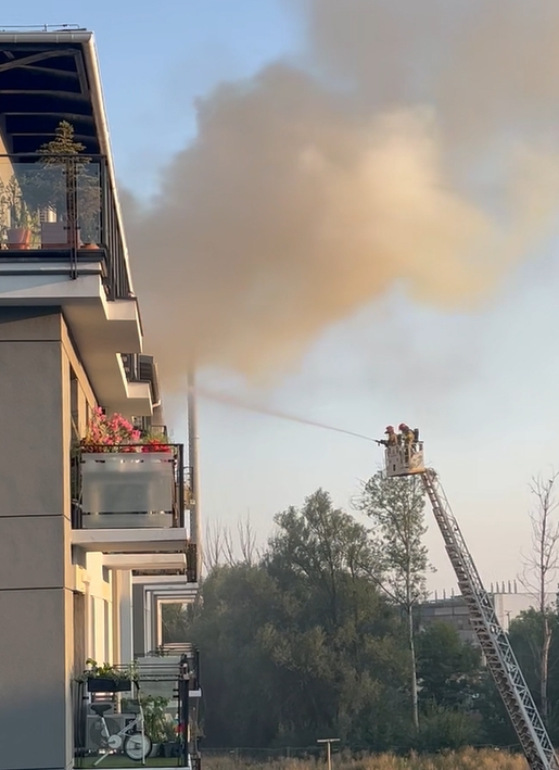 Pożar poddasza bloku przy Krańcowej. Na miejscu 15 zastępów straży pożarnej walczy z ogniem