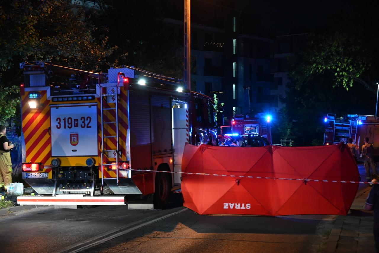 Krańcowa: ogień rozprzestrzenia się na sąsiednie bloki. Parawan wzbudził niepokój przechodniów