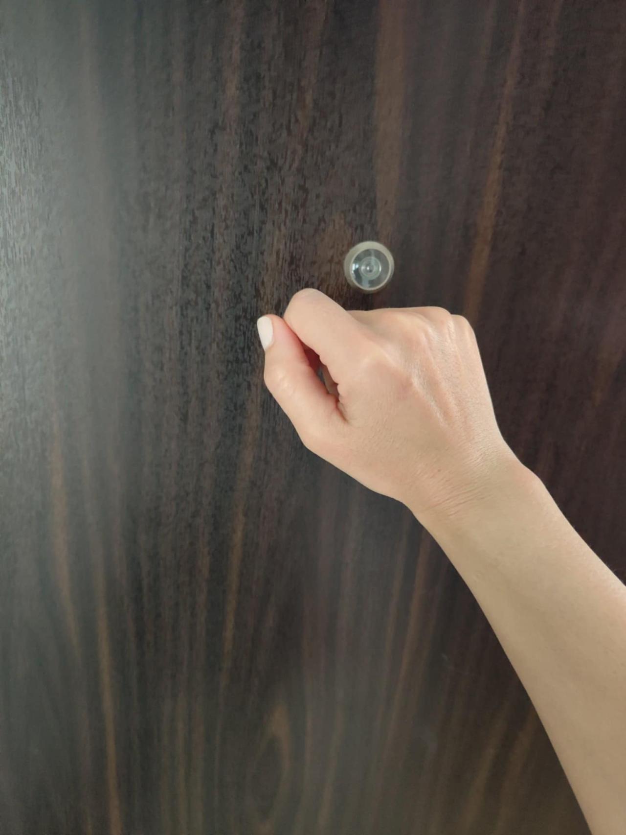 Nocna interwencja służb w sprawie mężczyzny, który nie chciał wpuścić współlokatorów do mieszkania. Zasnął po imprezie?