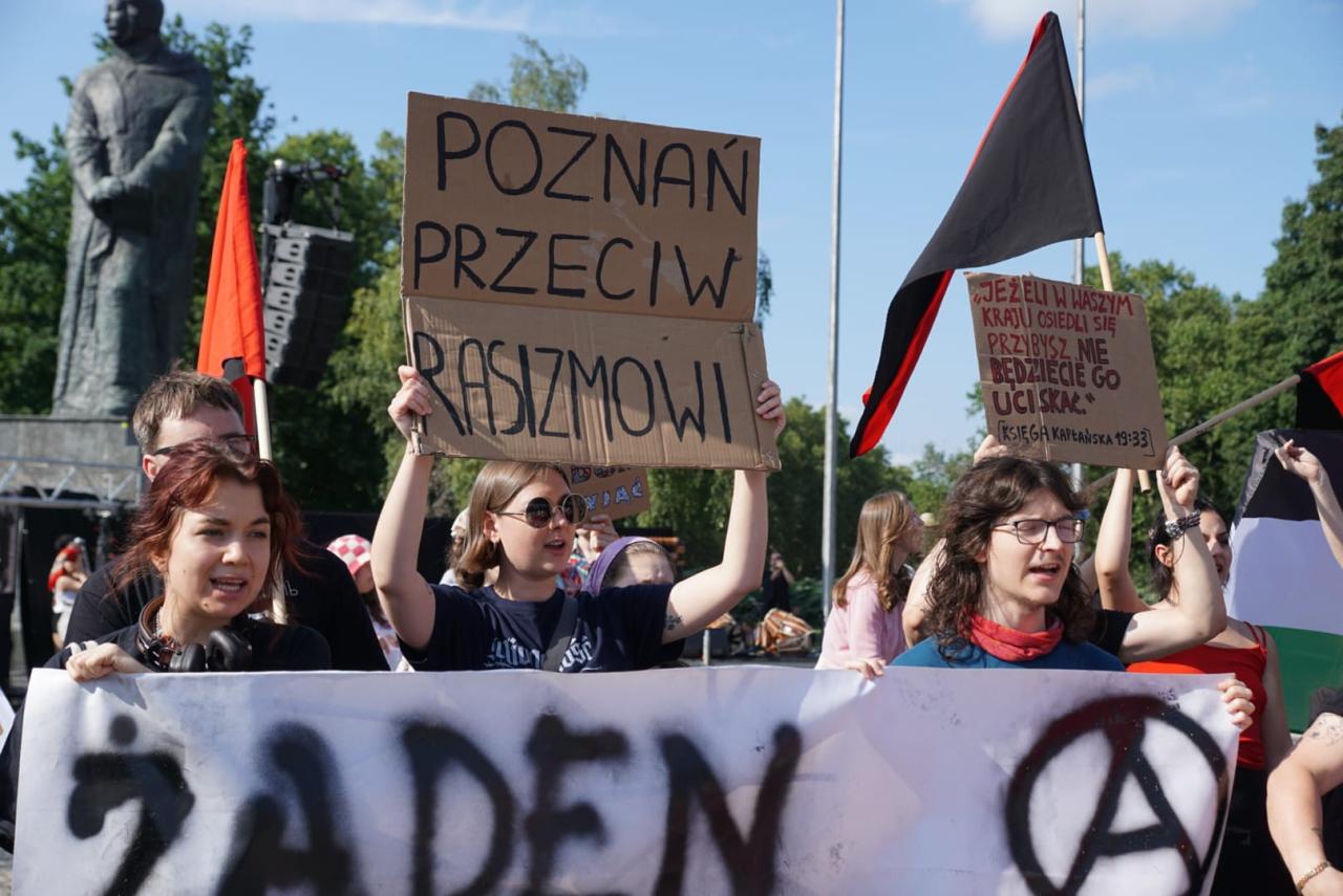 W Poznaniu głośno manifestują solidarność z migrantami. "Nie będzie cichego przyzwolenia na faszystowskie nastroje!"