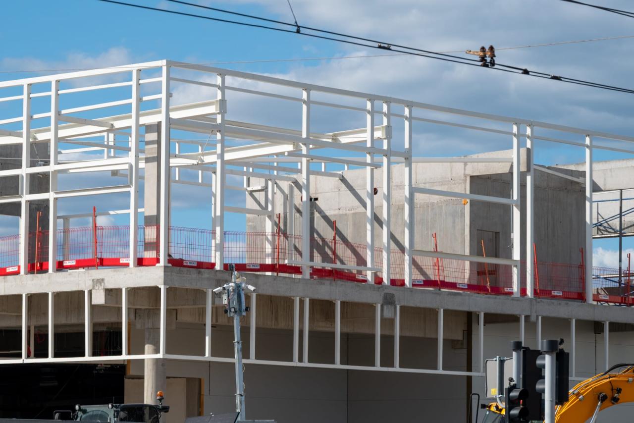 Miała być tylko częściowa rozbiórka, a rośnie nowy market. Tak wygląda dziś