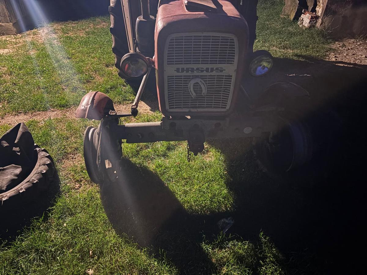 Nietypowy widok w regionie. Traktor poruszał się bez... przednich opon