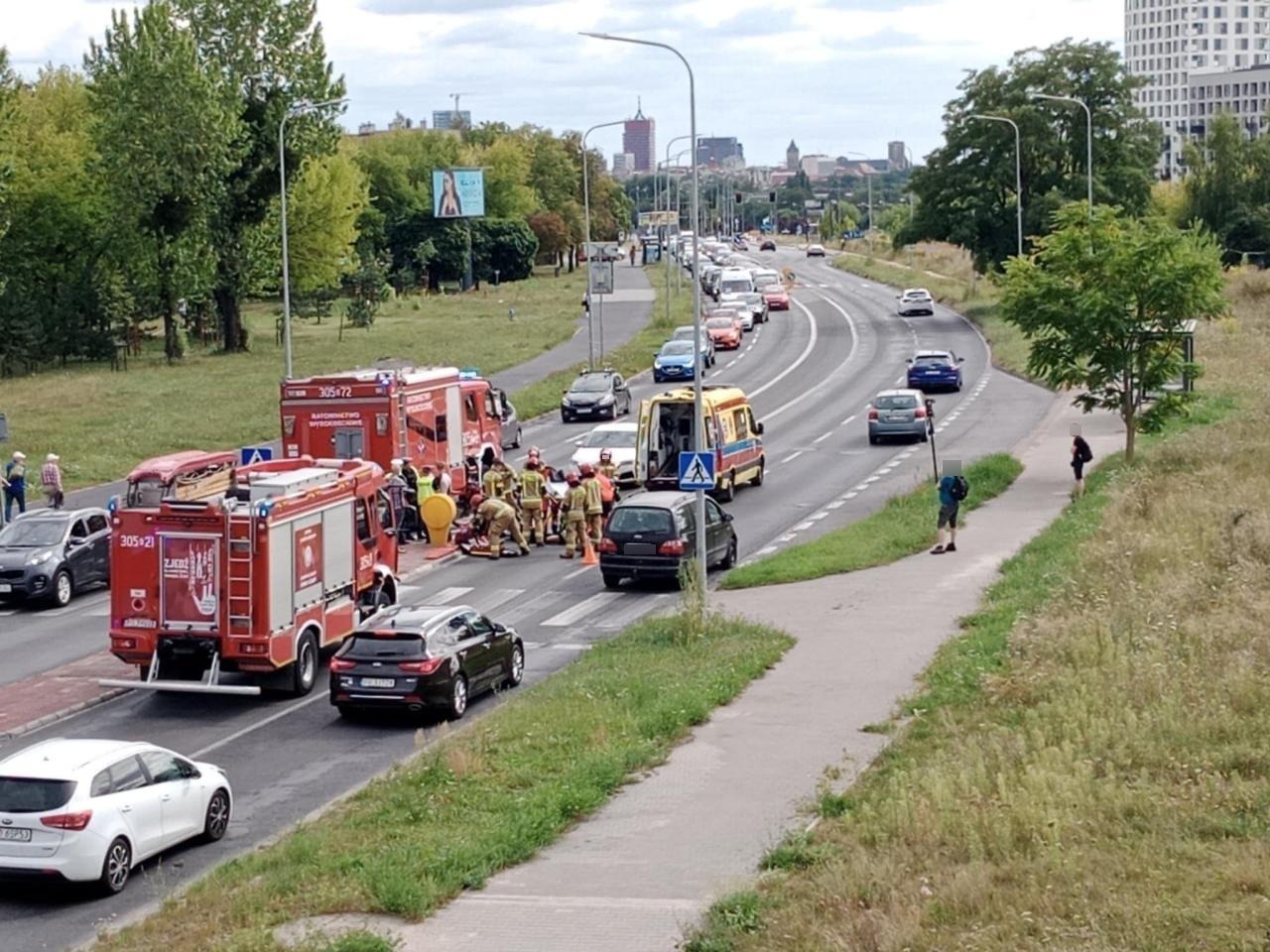 Zderzenie samochodu osobowego z motocyklem w mieście. Były spore utrudnienia