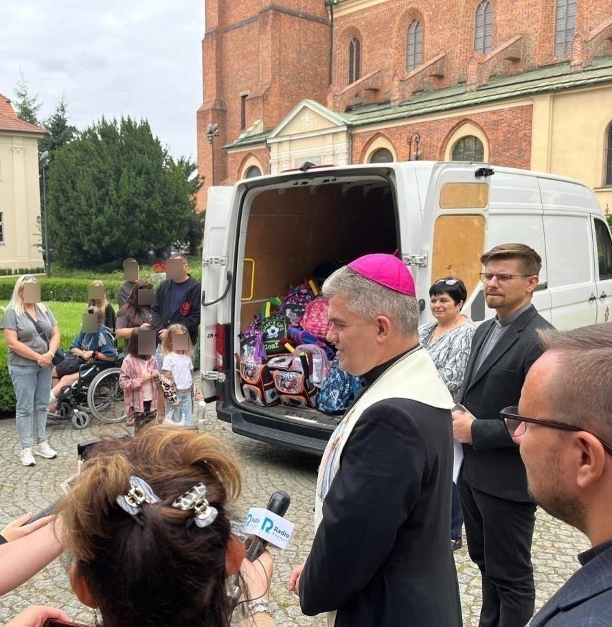 Arcybiskup Zbigniew Zieliński poświęcił wyprawki szkolne przygotowane przez Caritas dla dzieci z Domu Dziecka
