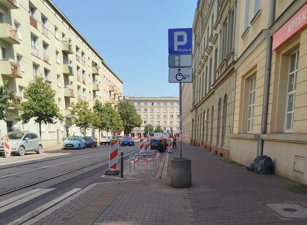 Było miejsce parkingowe dla osób niepełnosprawnych, są stojaki rowerowe. "Kto wpadł na taki pomysł?"
