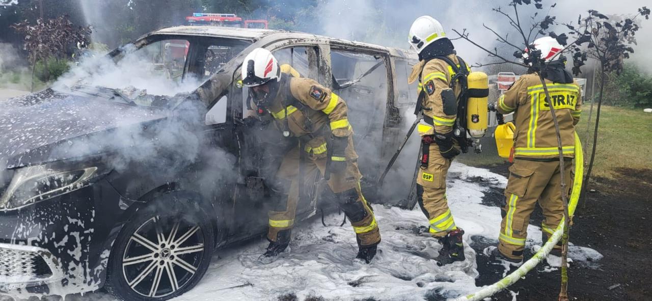Region. Spłonął samochód osobowy. Strażacy robili wszystko, żeby ogień nie rozprzestrzenił się