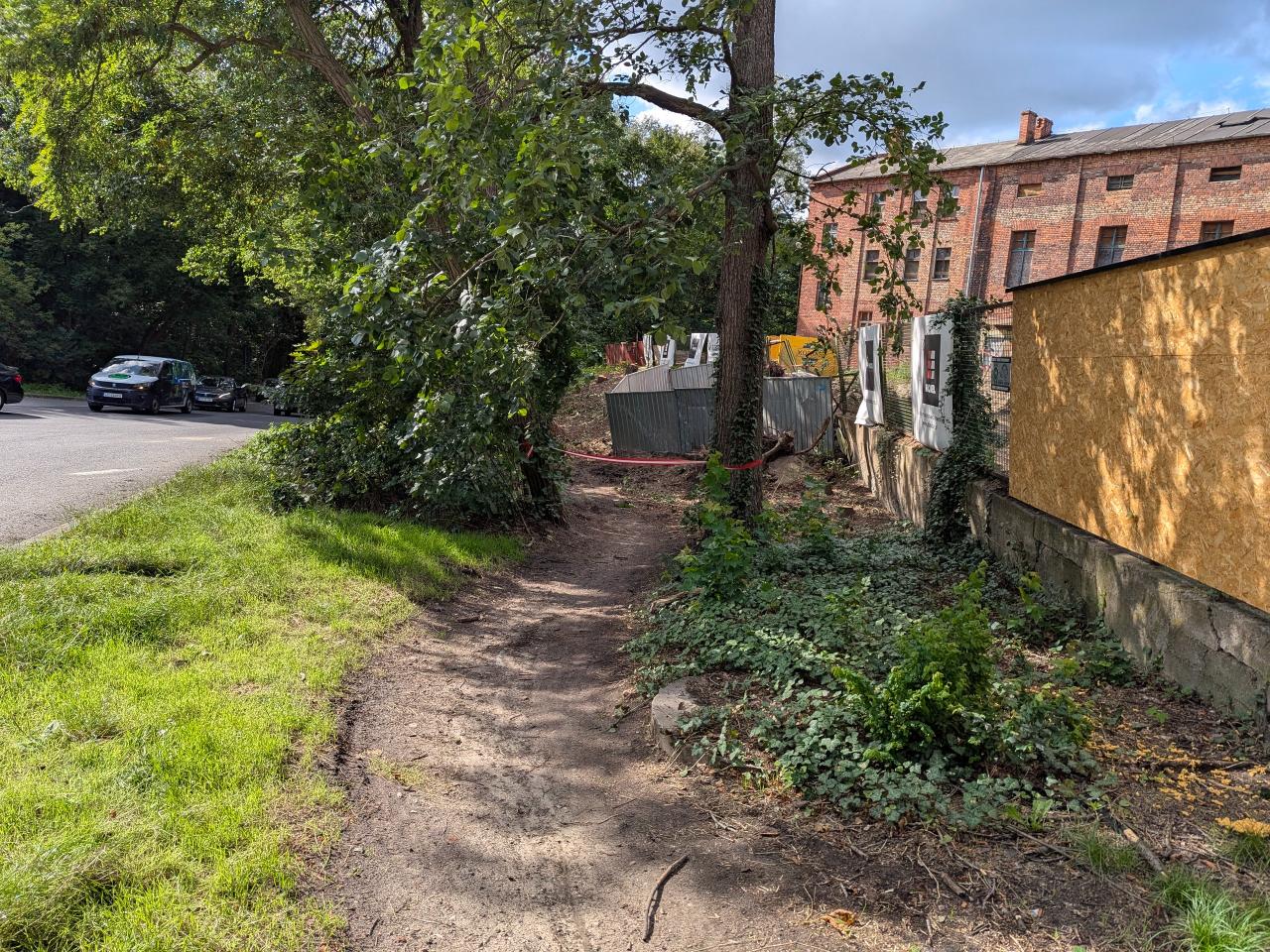 Ruszyli z rewitalizacją starego browaru w Poznaniu, problemy z dostępnością ścieżki dla pieszych i rowerzystów