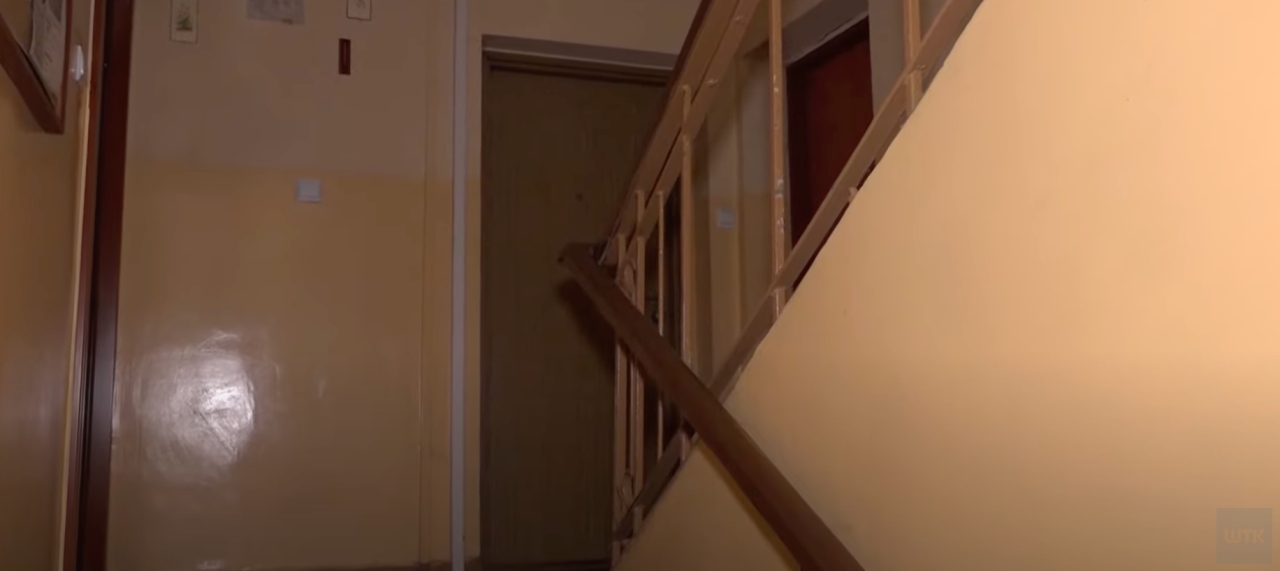 Awantury, alkohol i nieprzyjemny zapach w poznańskim bloku. W tle schorowana matka i pijący syn