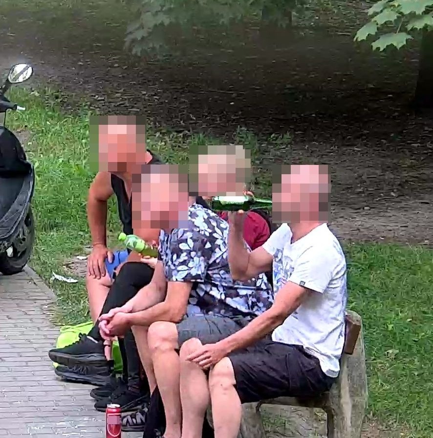 Spożywali alkohol w mieście na ławce. Zapomnieli, iż to jest zabronione? Sytuację zarejestrowały miejskie kamery