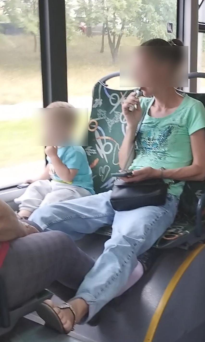 Pasażerka paliła w autobusie e-papierosa i puszczała głośno muzykę. "Przyjeżdżają do Polski i nie potrafią się zachować"