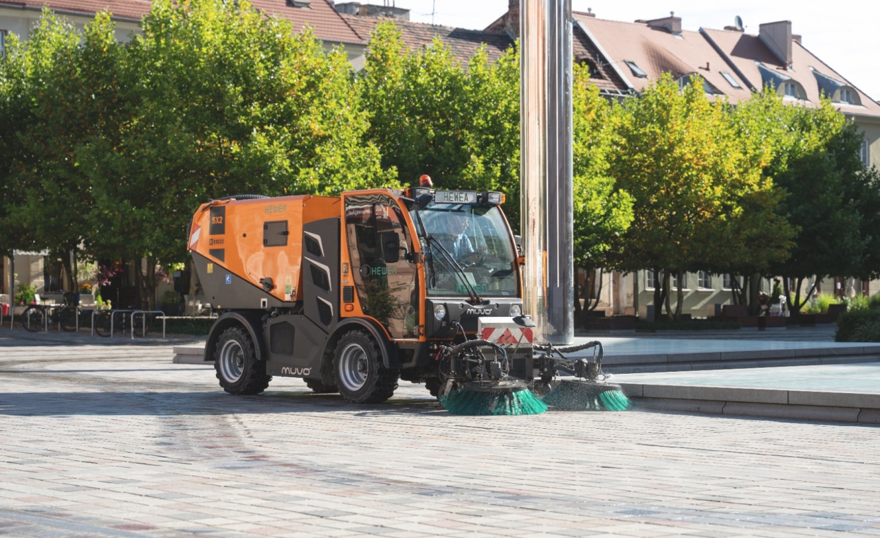 Taka maszyna codziennie rano jeździ po Starym Rynku i placu Kolegiackim. "Zdolna do pracy choćby w ujemnych temperaturach"